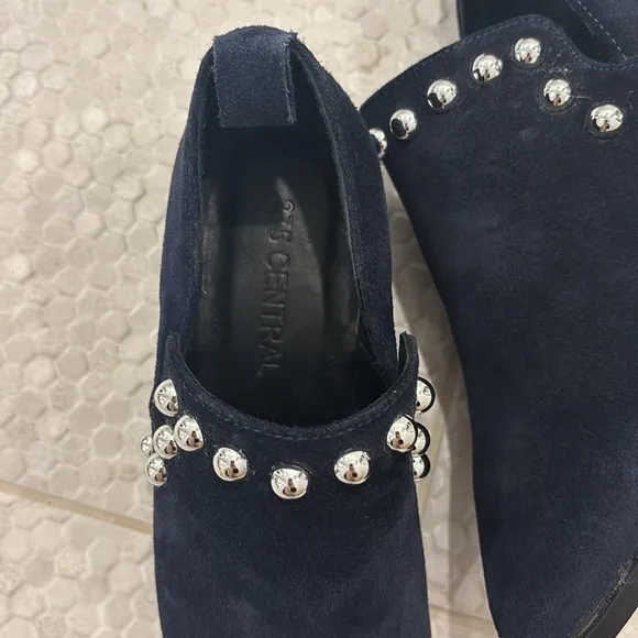NWOT 275 Central dark blue sz 6.5 studded ankle shoes