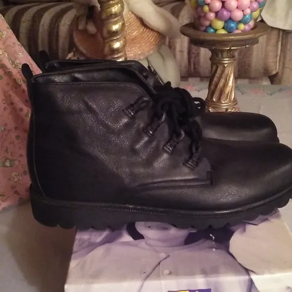 NWOT Vintage Leather Black Shoes