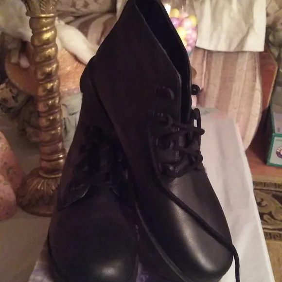 NWOT Vintage Leather Black Shoes