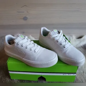 NWT Cariuma Naioca Canvas Skate Sneaker size W9 / M7 Off White