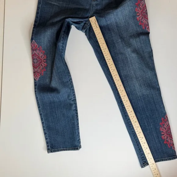 NWT Chico's So Slimming Girlfriend Ankle Jeans Sz 1.5 (US 10) Embroidered Boho