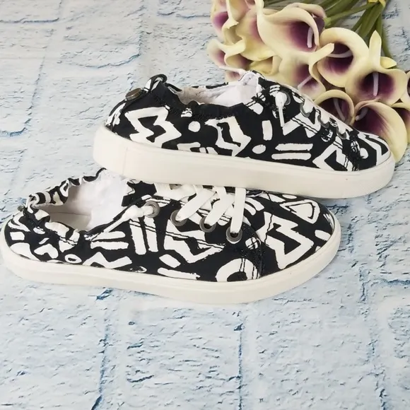 NWT Steve Madden Lace Up Elastic Back Jane Shoes