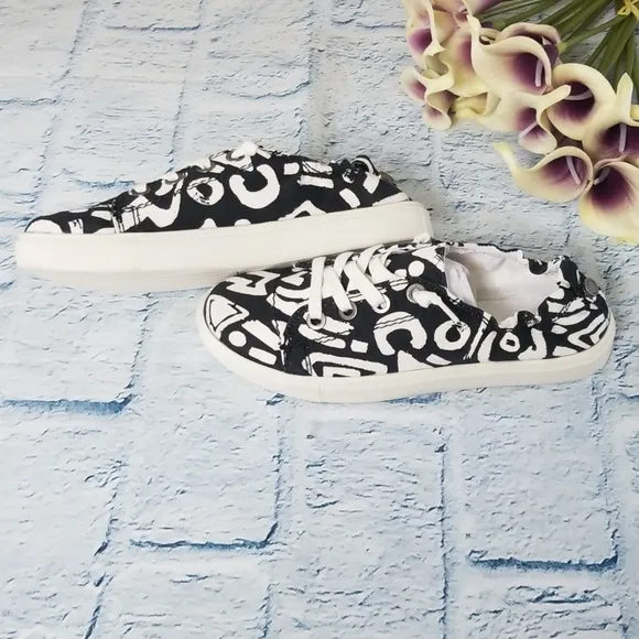 NWT Steve Madden Lace Up Elastic Back Jane Shoes