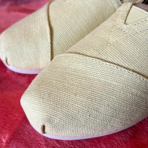 NWT** Toms Alpargata banana 🍌 yellow heritage canvas shoes size 9.5 women’s NWT
