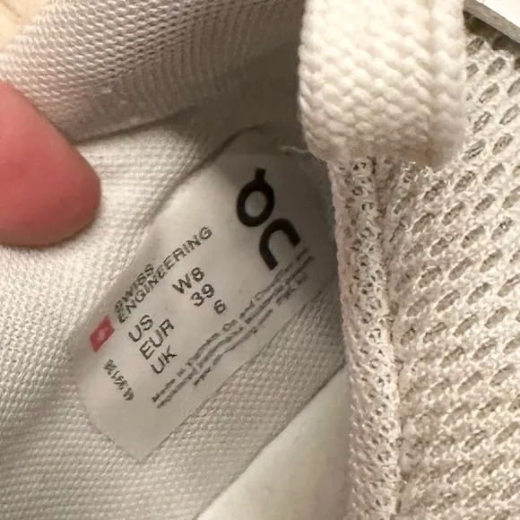 On Cloud Women’s The Roger Advantage Running Sneakers Shoes