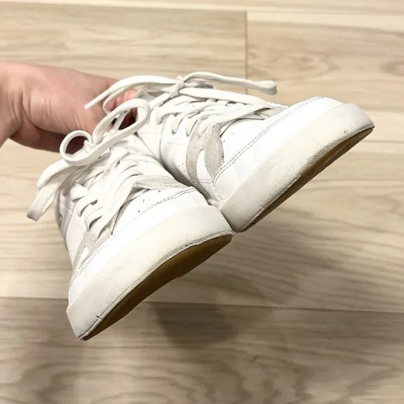 On Cloud Women’s The Roger Advantage Running Sneakers Shoes