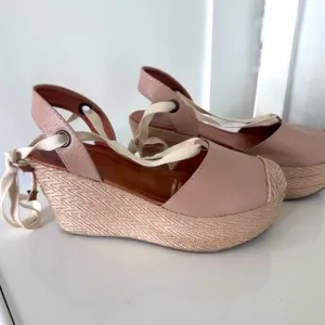 Platform closed toe summer shoes size 7 New in mint condition light weight
