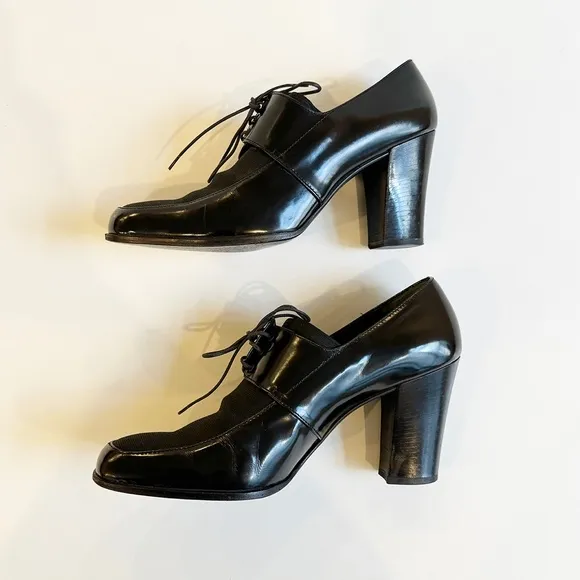 Prada Vintage 90's shoes. Size 39.5 . Made in Italy. Iconic black patent leather