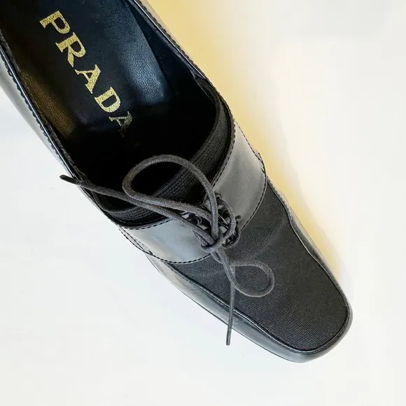 Prada Vintage 90's shoes. Size 39.5 . Made in Italy. Iconic black patent leather