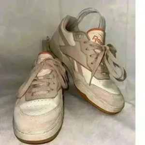 Reebok Women's Lifestyle BB 4000 Sneakers Sz 9 in White Soft Ecru/Coral Court