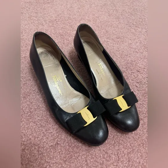 Salvatore Ferragamo VARA black leather pumps heals shoes retro vintage dress