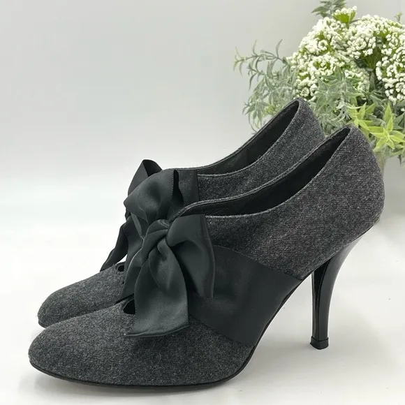 Stuart Weitzman ‘Bouffant' Gray Flannel Satin Bow High Heeled Bootie Sz 7 est