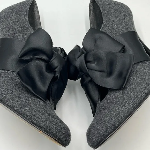 Stuart Weitzman ‘Bouffant' Gray Flannel Satin Bow High Heeled Bootie Sz 7 est
