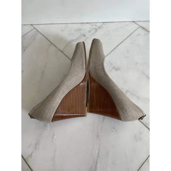 Stuart Weitzman Women’s Beige Peep Toe Canvas Wood Wedge Heels Size 11 EUC