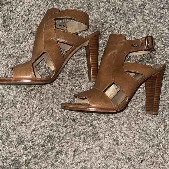Stuart Weizmann camel leather sandals with belted ankle strap size 40.5