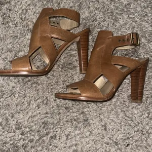 Stuart Weizmann camel leather sandals with belted ankle strap size 40.5