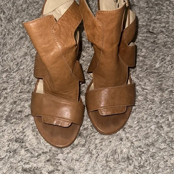Stuart Weizmann camel leather sandals with belted ankle strap size 40.5