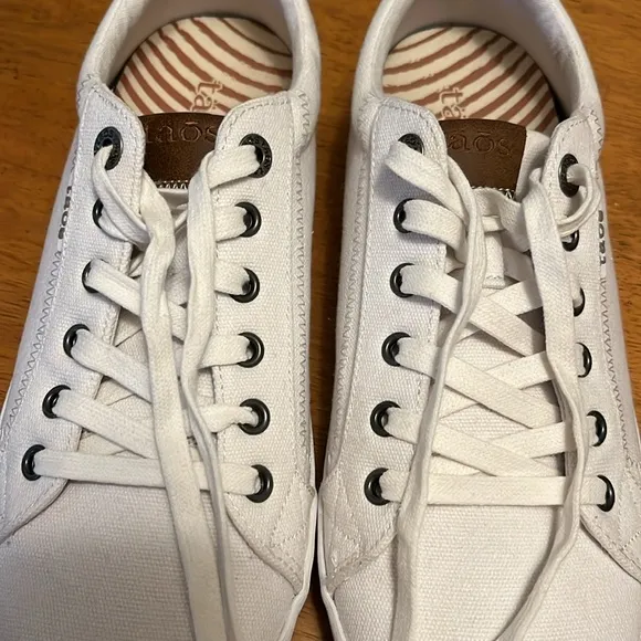Taos Footwear White Canvas Starburst Lace Up Shoe Womens Size 10