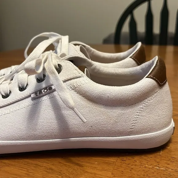 Taos Footwear White Canvas Starburst Lace Up Shoe Womens Size 10