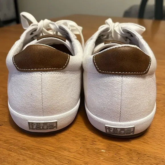 Taos Footwear White Canvas Starburst Lace Up Shoe Womens Size 10