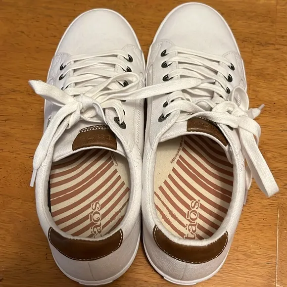 Taos Footwear White Canvas Starburst Lace Up Shoe Womens Size 10