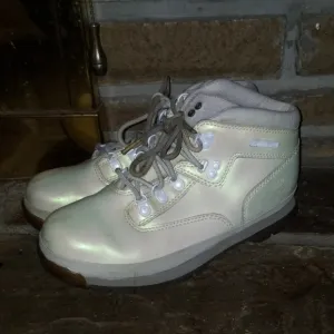 TIMBERLAND IRIDESCENT CREAM PEARLED BOOTS RARE
