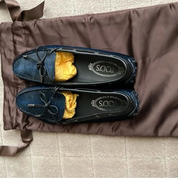 Tod’s Gommino Driving Shoes in Blue/Black Fur. Size 38.