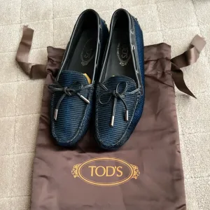 Tod’s Gommino Driving Shoes in Blue/Black Fur. Size 38.