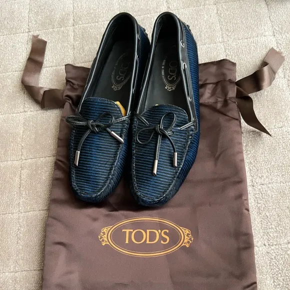 Tod’s Gommino Driving Shoes in Blue/Black Fur. Size 38.