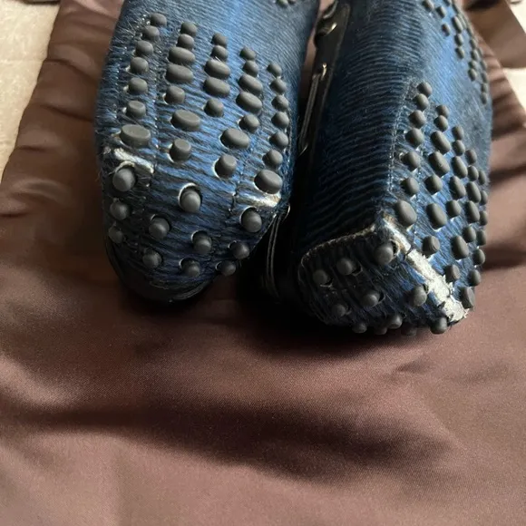 Tod’s Gommino Driving Shoes in Blue/Black Fur. Size 38.