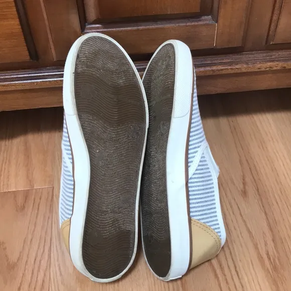 Tommy Bahama SZ 8.5 striped slip on boat shoes.