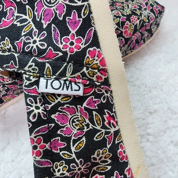 TOMS Floral Canvas Slip On Shoes Soft Comfortable NWT Size 8
