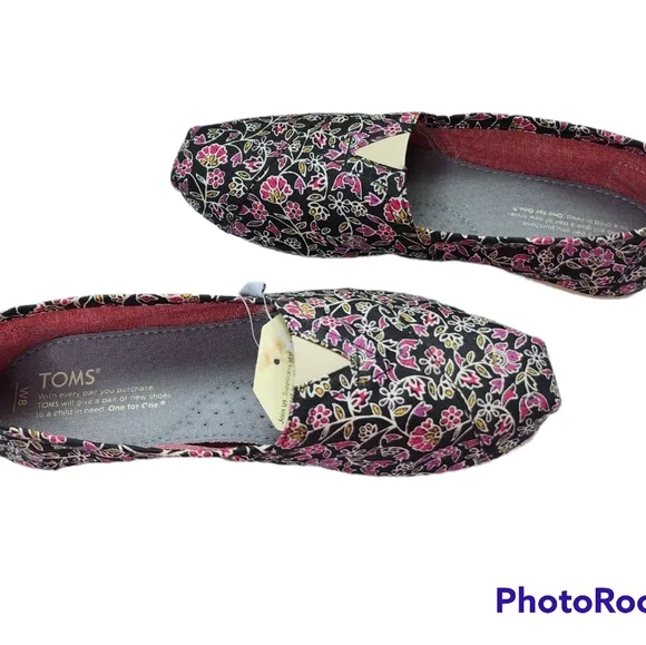 TOMS Floral Canvas Slip On Shoes Soft Comfortable NWT Size 8