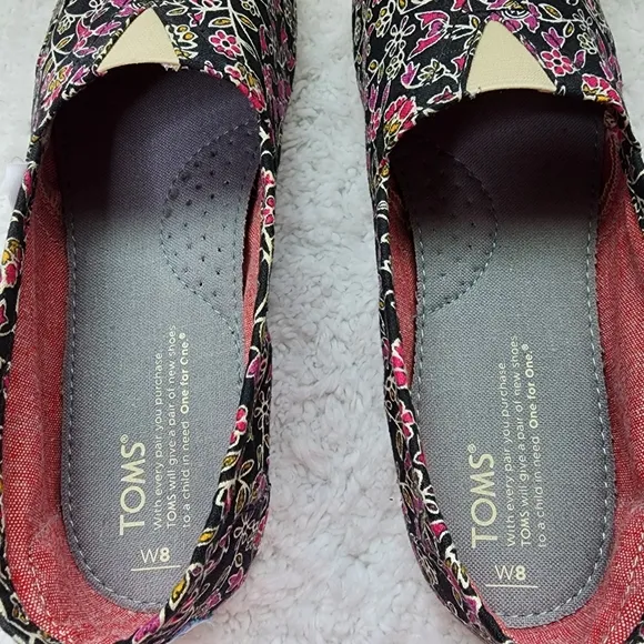 TOMS Floral Canvas Slip On Shoes Soft Comfortable NWT Size 8