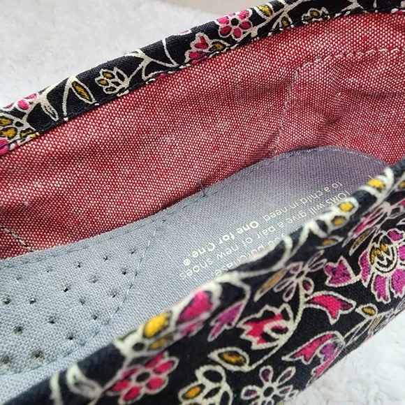 TOMS Floral Canvas Slip On Shoes Soft Comfortable NWT Size 8