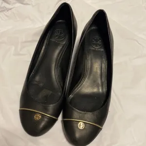 TORY BURCH BLACK GOLD WEDGES SHOES SIZE 6M HAVE SOME WEAR ON
