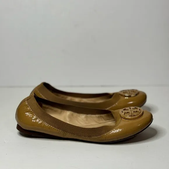 TORY BURCH CLAIRE TAN LEATHER SHOES US 6.5 M GOLD REVA LOGO ELASTIC BALLET FLATS