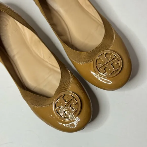 TORY BURCH CLAIRE TAN LEATHER SHOES US 6.5 M GOLD REVA LOGO ELASTIC BALLET FLATS