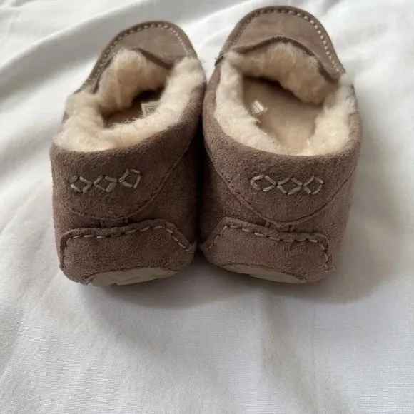 UGG Ashley Suede brown ladies shoes in size 6
