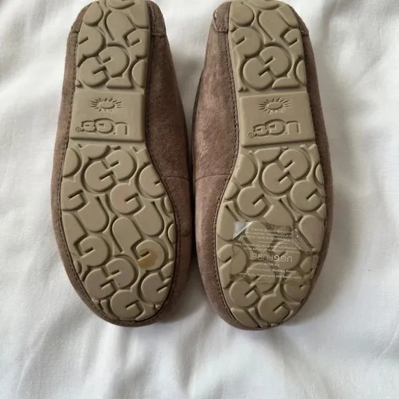 UGG Ashley Suede brown ladies shoes in size 6