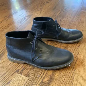 UGG‎ Leighton Mens Size 11 Black Crinkled Leather Chukka Ankle Boots Shoes