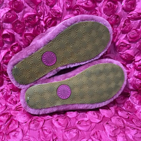 Ugg logo fluff yeah fur slides💕