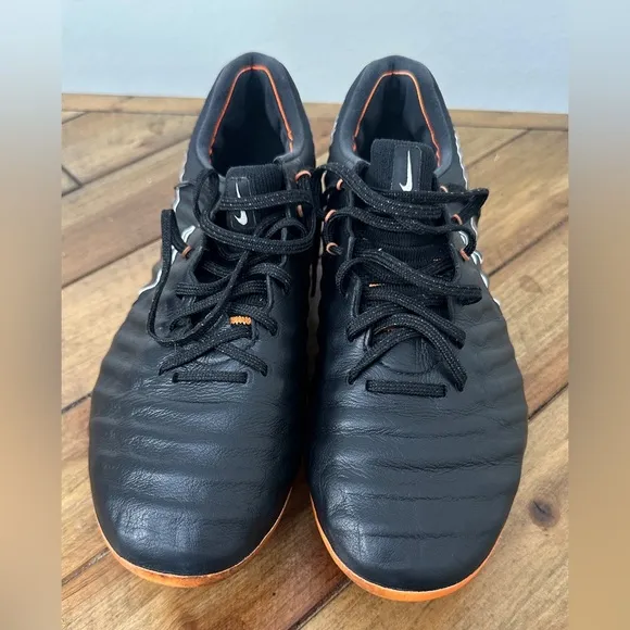 Used in great condition Nike Tiempo soccer shoes men’s 8