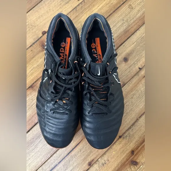 Used in great condition Nike Tiempo soccer shoes men’s 8