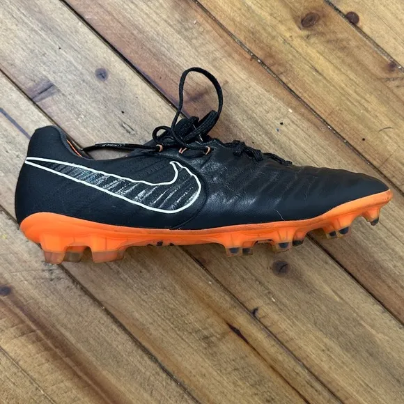 Used in great condition Nike Tiempo soccer shoes men’s 8