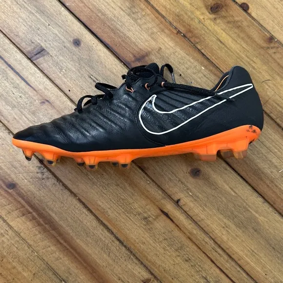 Used in great condition Nike Tiempo soccer shoes men’s 8