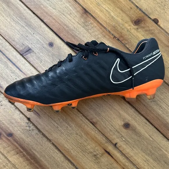 Used in great condition Nike Tiempo soccer shoes men’s 8
