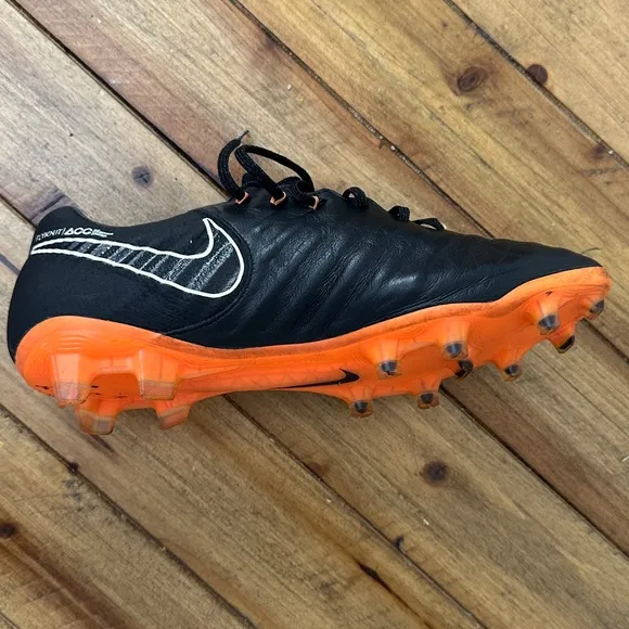 Used in great condition Nike Tiempo soccer shoes men’s 8