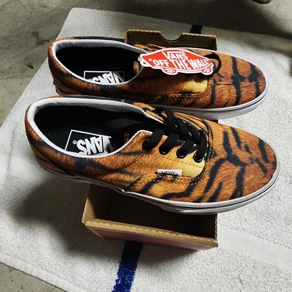 VANS ERA Men's 4.5 / Women's 6 Skate Shoes Tiger/True White