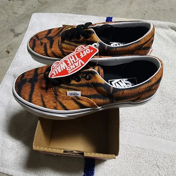 VANS ERA Men's 4.5 / Women's 6 Skate Shoes Tiger/True White